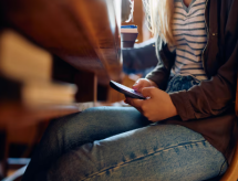 Lei que proíbe celular em escolas públicas e particulares de SP é sancionada; veja o que muda